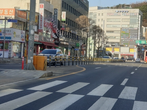 NSP통신-수원시 내 설치된 무단횡단 금지시설 모습. (한국교통안전공단 경기남부본부)