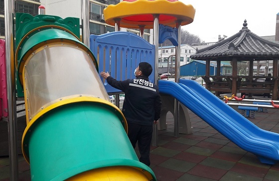 NSP통신-▲예산군이 어린이놀이시설 안전점검을 실시했다. (예산군)