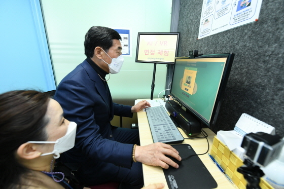 NSP통신-3일 시청 제2별관에 설치된 스마트워크센터 및 화상면접 체험관에서 윤화섭 안산시장이 AI·VR 면접 체험을 시연하고 있다. (안산시)