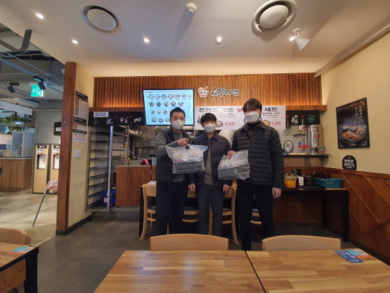 NSP통신-광명도시공사 직원들이 코로나19에 따른 사회적 거리두기로 매출이 줄어든 자영업자를 돕기 위해 한끼 꾸러미 식사 캠페인을 진행하고 있다. (광명도시공사)
