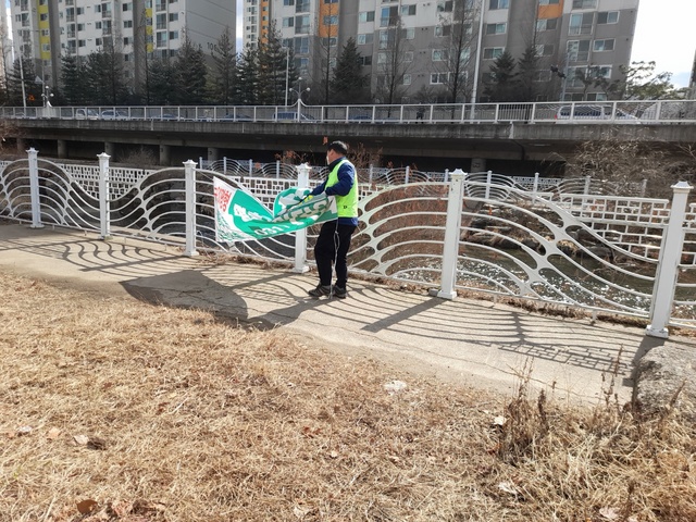 NSP통신-불법광고물 제거 작업 모습. (안양시)