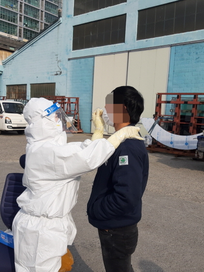 NSP통신-성남시 중원구보건소 직원이 성남산업단지 내 제조공장에서 외국인 노동자를 대상으로 코로나19 검사를 하고 있다. (성남시)