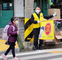 [NSP PHOTO]권오봉 여수시장, 등굣길 교통지도···녹색어머니로 깜짝 변신