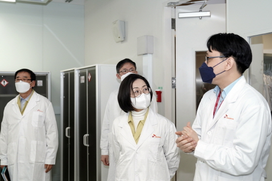 NSP통신-5일 관내 코로나19 백신 생산기업인 SK바이오사이언스를 방문한 은수미 성남시장(가운데)이 백신 생산 및 유통 상황을 전달받고 있다. (성남시)