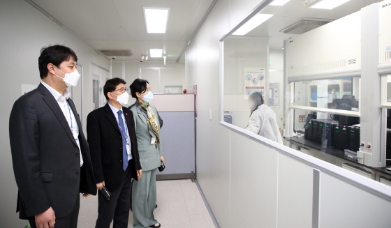 NSP통신-5일 조석환 의장(왼쪽부터, 김기정 부의장, 이미경 복지안전위원장이 SD바이오센서를 방문해 검사키트 생산과정을 살펴보고 있다. (수원시의회)