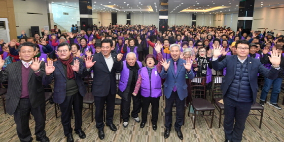 NSP통신-곽상욱 오산시장(오른쪽에서 두번째)과 장인수 오산시의회 의장(오른쪽) 및 참석자들이 노인일자리 평가회에서 화이팅을 외치고 있다. (오산시)