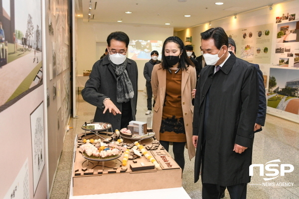 NSP통신-최여진 대구가톨릭대 교수(사진 가운데), 김문오 달성군수 등 관계자들이 천내리 도시재생뉴딜사업 물리적거점 아이디어 전시회를 둘러보고 있다. (대구가톨릭대학교)