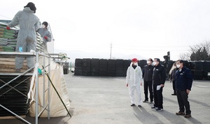 [NSP PHOTO]김동일 보령시장, 토양개량제 공동살포 현장방문