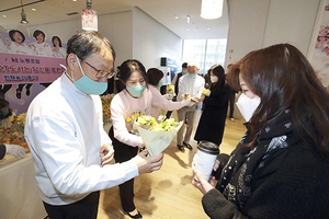 [NSP PHOTO]KT 구현모 대표·최장복 노조위원장, 여성 임직원에게 꽃 선물