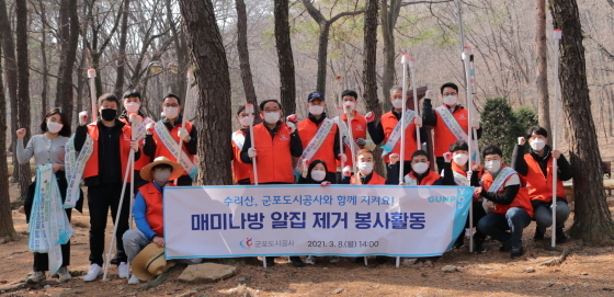 NSP통신-8일 군포도시공사와 군포시자원봉사센터가 연계해 수리산 일대 매미나방 알집 제거 봉사활동을 진행했다. (군포시)