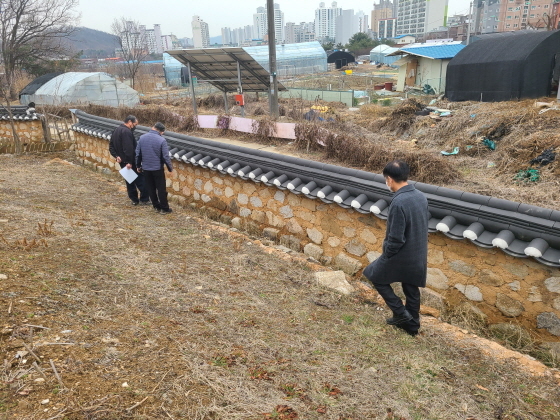 NSP통신-군포시 안전점검반이 해빙기를 맞아 담장을 점검하고 있다. (군포시)