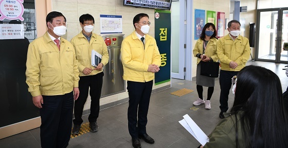 NSP통신-▲이필영 행정부지사가 코로나19 예방접종 상황을 점검했다. (충남도)