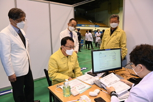 [NSP PHOTO]조청식 수원시 제1부시장, 코로나19 백신 예방접종센터 점검