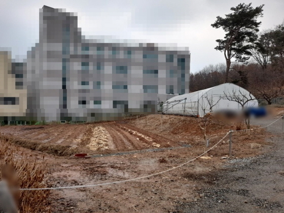 NSP통신-허가받지 않고 농지를 사용하고 비닐하우스를 설치해 산지를 무단 훼손한 모습. (경기도)