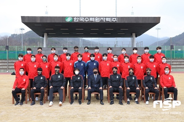 NSP통신-경주한수원 남자축구단 단체사진. (한수원)