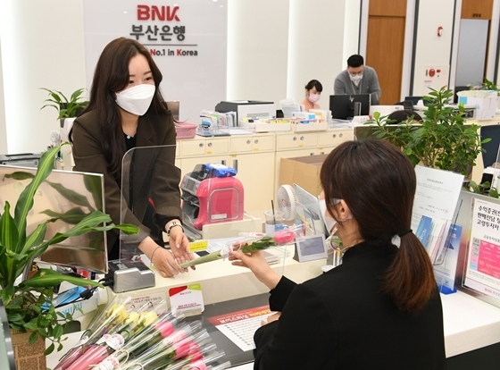 NSP통신-BNK부산은행은 영업점 내점 고객을 대상으로 장미꽃 나눔 이벤트를 진행했다. (BNK부산은행 제공)