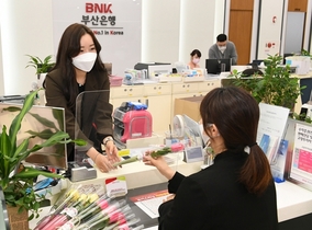 [NSP PHOTO]부산은행, 지역 꽃시장 상생…장미꽃 나눔 이벤트 실시