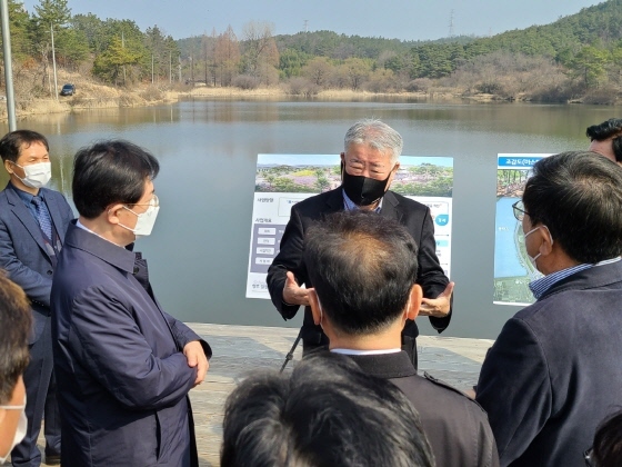 NSP통신-영천경마공원을 방문한 김우남 한국마사회 회장(중앙)이 관계자들과 함께 진척사항 점검 등 사업부지를 시찰하고 있다. (한국마사회)