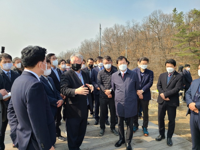 NSP통신-영천경마공원을 방문한 김우남 한국마사회 회장이 관계자들과 함께 진척사항 점검 등 사업부지를 시찰하고 있다. (한국마사회)