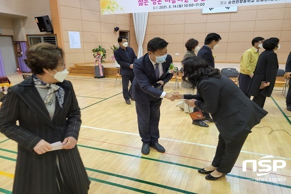 NSP통신-전라남도의회 교육위원회 오하근 의원(더불어민주당ㆍ순천4)은 만학도 교육의 산실인 순천연향중학교 부설 방송통신중학교 입학식에 참석해 존경과 축하의 인사를 나눴다. (오하근 도의원실)