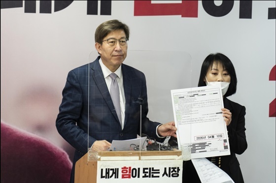 NSP통신-박형준 국민의힘 부산시장 후보가 엘시티 아파트 특혜분양 의혹에 대해 해명하고 있다. (박형준 선거캠프)