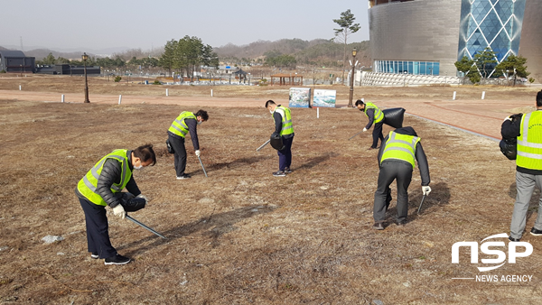 NSP통신-경북문화관광공사 안동문화관광단지 봄맞이 환경정비 활동 모습. (경북문화관광공사)