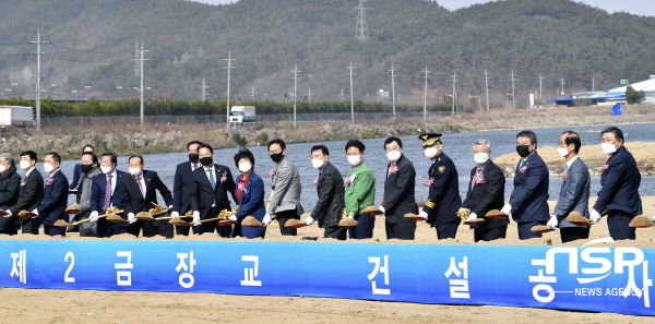 NSP통신-이철우 경상북도지사는 17일 경주시 현곡면 라원리 형산강 둔치에서 열린 제2금장교 건설공사 착공식에 참석했다. (경상북도)