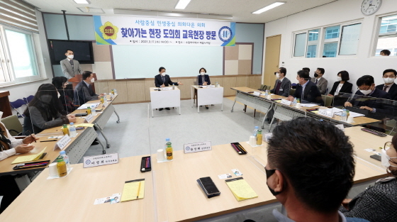 NSP통신-17일 수원하이텍고등학교에서 장현국 경기도의장이 교직원 및 학부모들과 특성화고·마이스터고 전문성 및 진로교육 활성화 방안에 대해 논의하고 있다. (경기도의회)