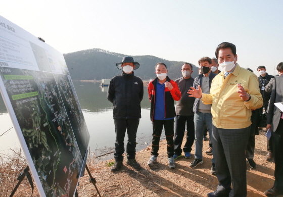 NSP통신-17일 백군기 용인시장이 처인구 이동읍 어비리 318 일원 이동저수지 환경생태공원 조성 현장을 방문해 추진 현황을 점검하고 있다. (용인시)