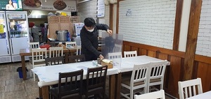 [NSP PHOTO]군산시, 음식점 테이블 비말차단 칸막이 설치 지원