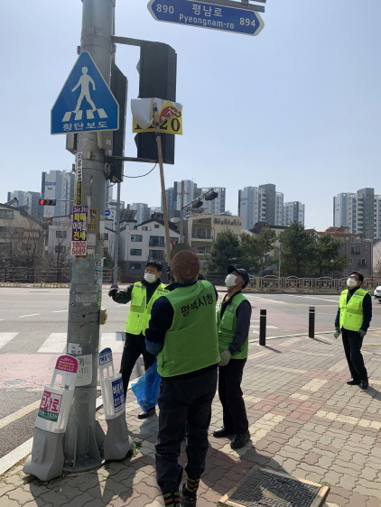 NSP통신-18일 평택시와 경기도 합동단속반이 평택이화초등학교 일대 불법광고물을 정비하고 있다. (평택시)