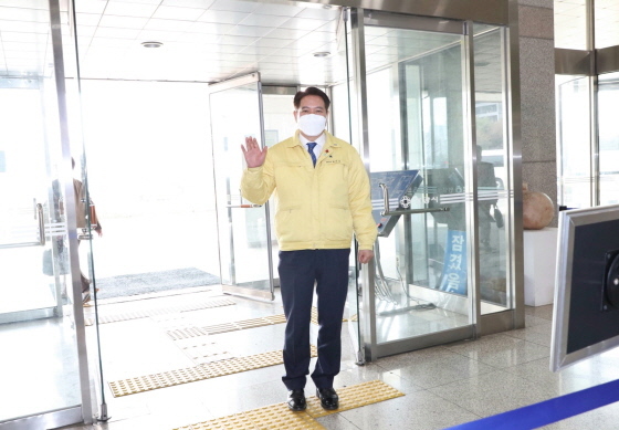 NSP통신-최대호 안양시장이 18일 업무에 복귀하는 가운데 청사에 출근하고 있다. (안양시)