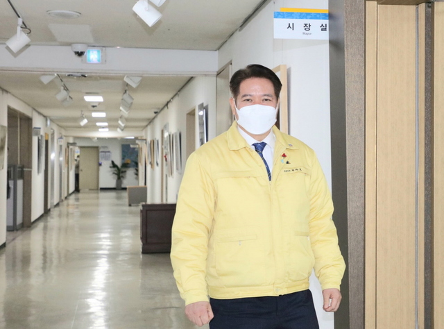 NSP통신-최대호 안양시장이 시장실로 들어서며 업무에 복귀하고 있다.