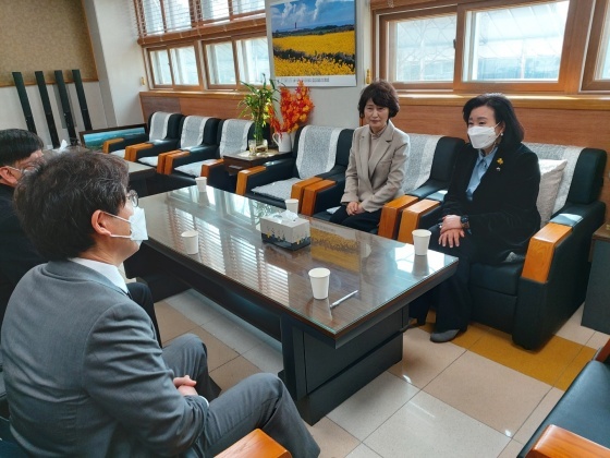 NSP통신-정윤경 경기도의원이 19일 군포 부곡중앙고등학교에서 학교장 및 군포의왕교육청 등 교육관계자들을 만나 학교현장의 애로사항 등을 청취하고 있다.