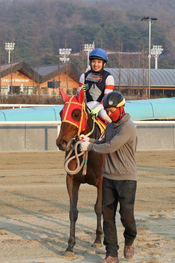 NSP통신-2018년 스포츠동아배 우승 김동수 기수. (한국마사회)