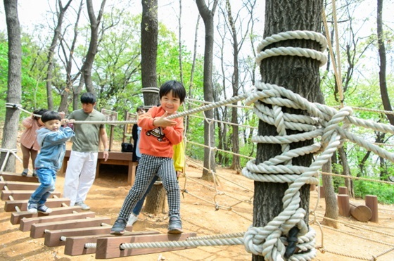 NSP통신-2019년 4월, 용왕산 유아숲 체험원에서 노는 아이들 (양천구)