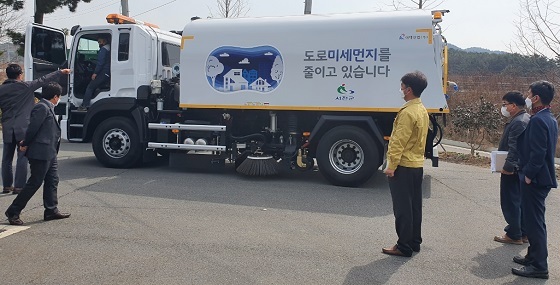 NSP통신-▲서천군이 진공 노면청소차를 본격 운영한다. (서천군)