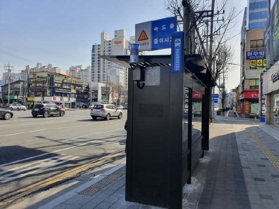 -4가지 색상으로 표출해 색상만으로 대기상태를 쉽게 파악할 수 있도록 버스정류장에 설치한 미세먼지 측정기. (안양시)