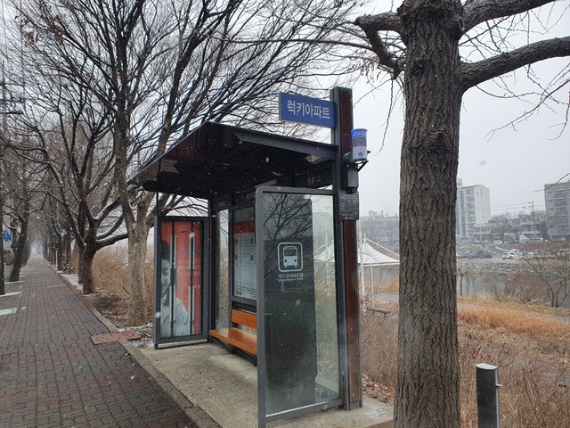 -4가지 색상으로 표출해 색상만으로 대기상태를 쉽게 파악할 수 있도록 버스정류장에 설치한 미세먼지 측정기. (안양시)