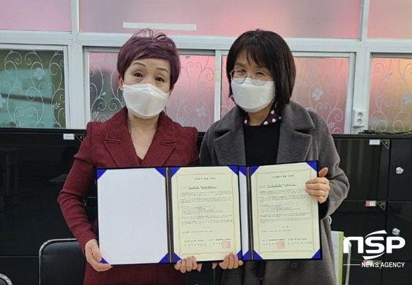 NSP통신-이재순(오른쪽) 경북과학대 화장품뷰티과 교수와 박건화 엘뷰티아카데미 대표가 산학협력을 체결한 뒤 기념사진을 찍고 있다. (경북과학대학교)