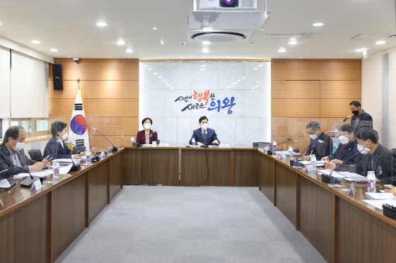 NSP통신-22일 시청 소회의실에서 김상돈 의왕시장(중앙 오른쪽)이 공공디자인 진흥계획수립 최종보고회를 주재하고 있다. (의왕시)