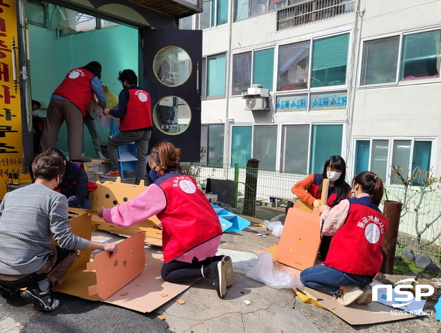 NSP통신-22일 오후 2시 둥글개봉사단이 대전시 서구 도마동에 위치한 유기묘 보호소 냥블리네 하우스를 찾아 고양이용품 후원과 봉사 활동에 나섰다. (김종식 기자)