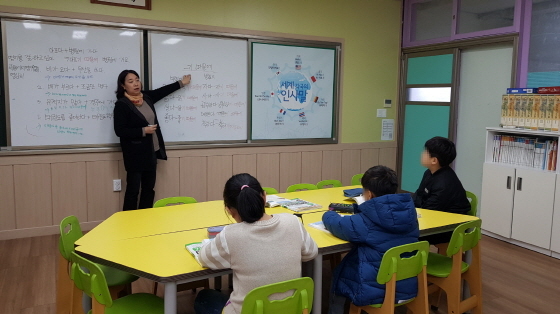 NSP통신-지동초등학교에서 다문화가정 아이들이 한국어수업을 하고 있다. (수원시)