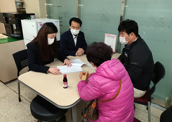 NSP통신-영천시에서 부동산특별조치법 관련 만원 상담을 하고 있다. (영천시)