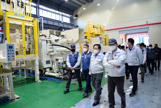NSP통신-DL모터스 윤준원 대표이사(좌측에서 세번째)가 새롭게 준공한 전기자 부품 공장 시설을 둘러보고 있다 (DL모터스)