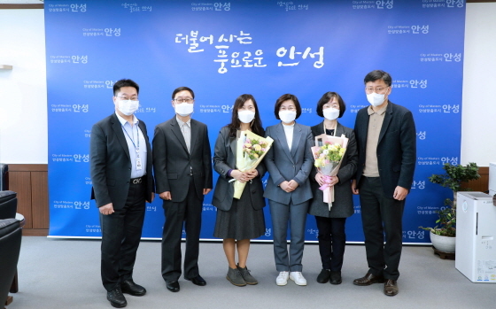 NSP통신-24일 김보라 안성시장(오른쪽 세번째)이 환경분야 송미영, 고재경 자문위원을 위촉한 가운데 관계자들과 기념촬영을 하고 있다. (안성시)