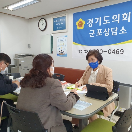 NSP통신-22일 군포상담소에서 김미숙 경기도의원이 학교 교육복지우선지원사업을 담당하는 경기도교육청 학생위기지원단 관계자들과 면담을 하고 있다. (경기도의회)