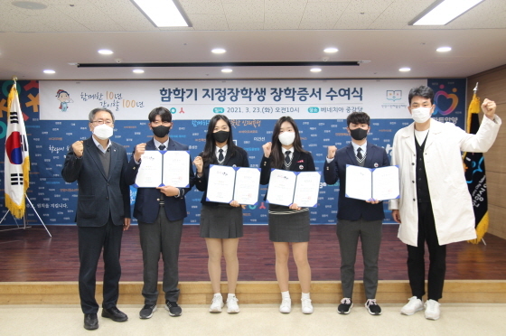 NSP통신-23일 안양시 인재육성재단이 신성고등학교 골프 특기생 5명에게 함학기 지정장학생 장학금을 수여한 가운데 기념촬영을 하고 있다. (안양시)