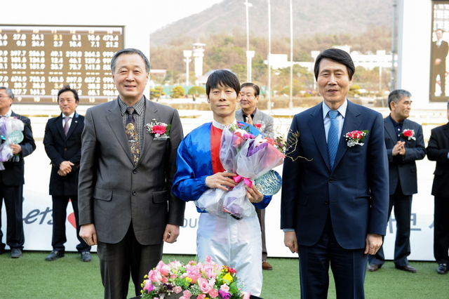 NSP통신-이준철 기수 2015년 마주협회장배 우승 모습. (한국마사회)