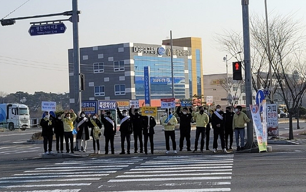 NSP통신-영처시 상수도사업소 직원들이 11만 영천인구 달성 캠페인을 펼인 모습 (영천시)